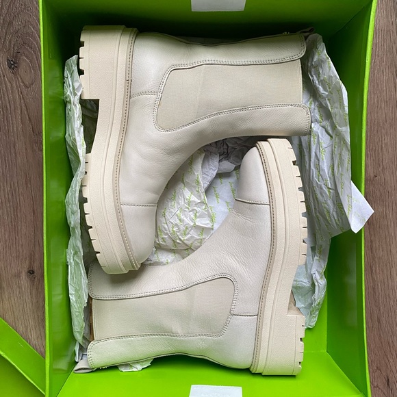 Wellington Lug Sole Chelsea Boot (Modern Ivory Leather) - Picture 4 of 5